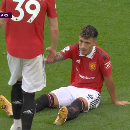 Lisandro Martínez, en el suelo, con una molestia por la cual pidió ser reemplazado en Manchester United