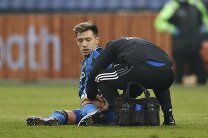 Lisandro Martínez es atendido por el médico de Ajax en su pierna izquierda. El defensor fue reemplazado por Tagliafico en la primera parte