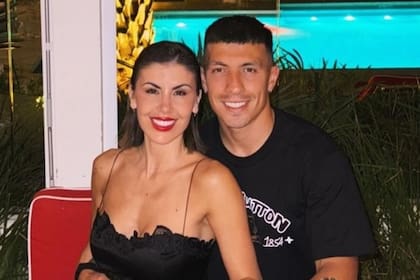 Lisandro Martínez junto a su esposa Murí López Benitez