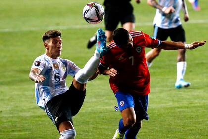 Lisandro Martínez le gana a Alexis Sánchez en un duelo disputado en Calama entre la Argentina y Chile, por la eliminatoria sudamericana.