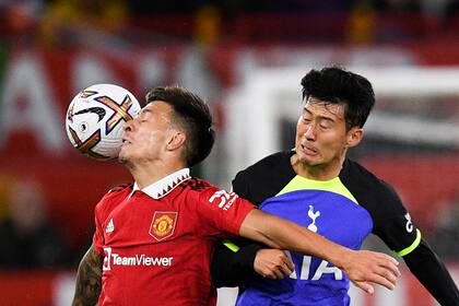 Lisandro Martínez le gana el duelo en lo alto al coreano Heung-Min Son; el argentino tuvo una buena tarea en el éxito del United
