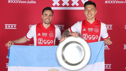 Lisandro Martínez posa con Nicolás Tagliafico, amigo y compañero suyo en Ajax, tras ganar la Liga a fines de 2021