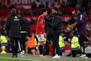 Cómo influyeron Lisandro y Dibu Martínez y Garnacho en el sorpresivo despido al DT de Manchester United