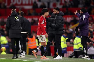 Cómo influyeron Lisandro y Dibu Martínez y Garnacho en el sorpresivo despido al DT de Manchester United