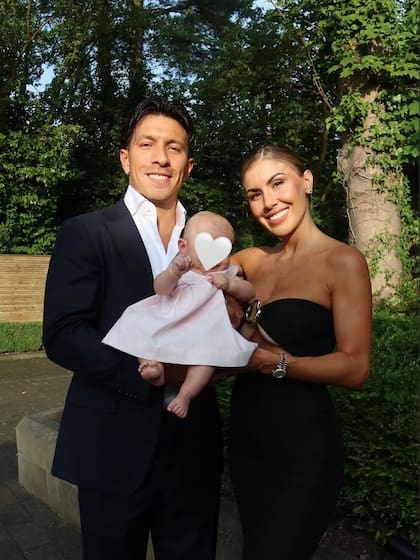 Lisandro Martínez y Muri López Benítez, le dieron la bienvenida a Aurora el 14 de marzo de 2025 (Foto: Instagram @lisandromartinezzz)