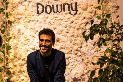 Lisandro Ponce posando en el espacio blanco de la fragancia Suave y Delicado.