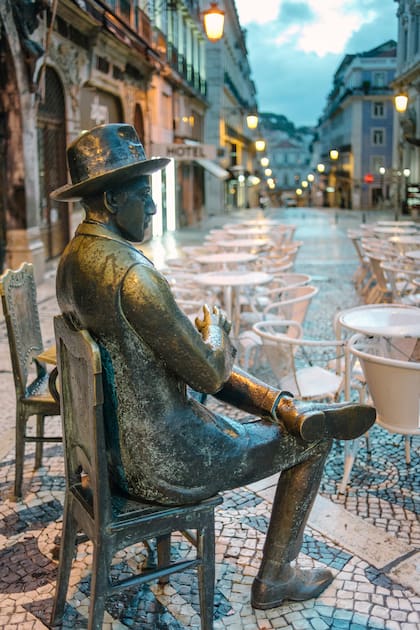 La estatua de Fernando Pessoa en el distrito de Chiado, en Lisboa