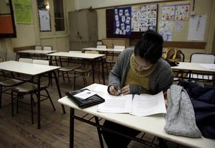 Lisette Laroosse repasa algunos conceptos antes de dar un examen en la Escuela Mariano Acosta