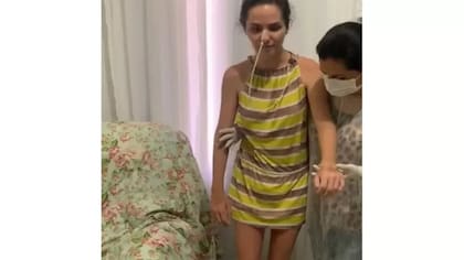 Lísia dio sus primeros pasos dos meses después de iniciar el proceso de rehabilitación, de la mano de su fisioterapeuta, Stéphanie