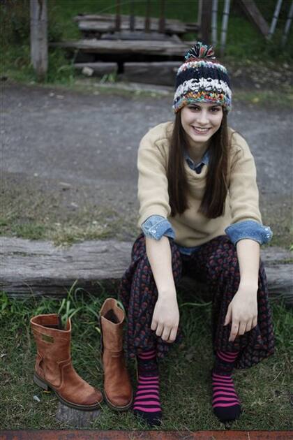 LISO + ESTAMPADO
Suéter cuello bote trenzado (Giesso, $ 656), camisa de jean con cuello pespunteado (Levi's, $ 489), pantalón palazzo (Bendito Pie, $ 536), gorro tejido con pompón (La Mercería, $ 120