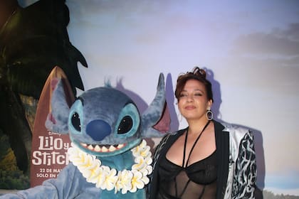 Lissa Vera se abrazó a Stitch luego de cantar y mostró su look: un corset con transparencias que llevó con un pantalón y botinetas a tono y un blazer estampado