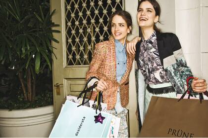 Lista completa. A la izq., blazer de tweed ($ 2200, María Cher), camisa sin mangas ($ 728, Uma), pantalón de seda ($ 1200, Paula Cahen d'' Anvers); a la der., sobretodo y vestido ($ 655
y $ 1025, Desiderata), cinturón ($ 498, Vitamina), shorts ($ 438, Ayres)