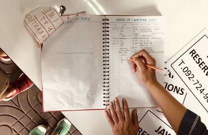 Lista de espera para conseguir una mesa.