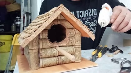 Lista para colgar: la casa terminada espera su lugar en el jardín o balcón