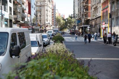 Entre Callao y Libertad, media arteria tiene asfalto normal y del otro lado, una especie de empedrado para uso peatonal