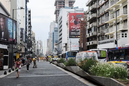 De fondo, el Obelisco, ha sido testigo de varios cambios en la avenida Corrientes