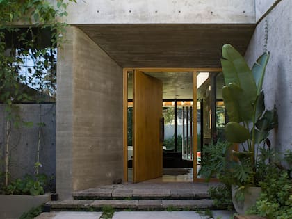 Listos para entrar en una casa con puertas de gran porte, más allá de la principal, y gran relación del interior con el paisajimo de Josefina Cardoso