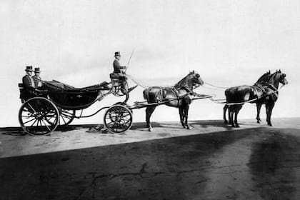 Listos para salir: cuatro caballos, un carruaje y los cocheros formados en el patio de la caballeriza de Roca