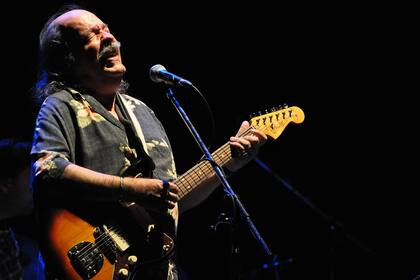 Litto Nebbia y su recuerdo de Eduardo Mateo: "A mis 16 años vivimos un mes juntos en un hotel de Avenida de Mayo. Exceptuando cuando parábamos a comer o salíamos a tocar, estábamos todo el día tocando las guitarras"