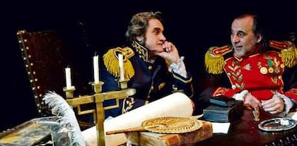 Lito Cruz como San Martín, y Rubén Stella como Bolívar en una obra teatral de Pacho O'Donnell