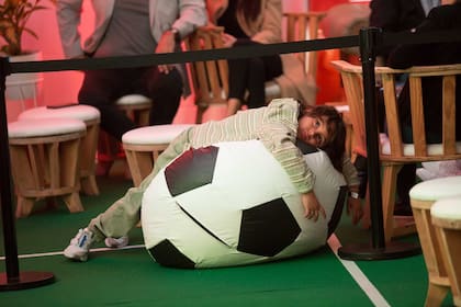 Lito en uno de los puff con forma de pelota de fútbol que se colocaron estratégicamente en la carpa.