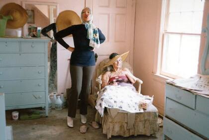 Little Eddie, de pie, y Big Eddie, sentada, con aire glamoroso, una sofisticación efímera: a poco de mudarse, quedaron en bancarrota