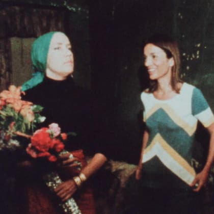 "Little Edie" junto a su prima Lee Radzwill. La hermana menor de Jackie Kennedy planeaba un documental sobre el ambiente lleno de glamour en el que ella y Jackie se habían criado. Jamás esperó encontrar a sus parientas viviendo en la miseria