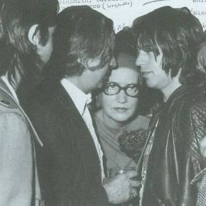 "Little Edie" siempre soñó con convertirse en artista. En la foto, junto a los Rolling Stones, protagonistas de un documental previo de los hermanos Maysles