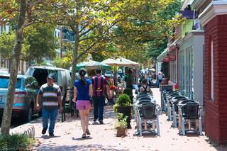 Así es “Little El Salvador”, el colorido barrio de inmigrantes a 15 minutos de Donald Trump