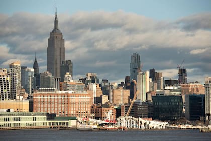 Little Island durante su construcción sobre el Río Hudson