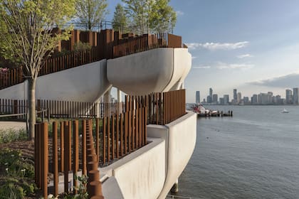 Little Island, el nuevo parque público que inauguró el 21 de mayo en Nueva York, tiene una espectacular estructura que emerge desde el río Hudson
