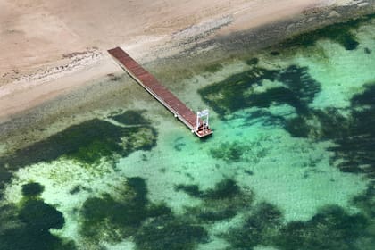 Un deck en medio del agua en la isla del millonario
