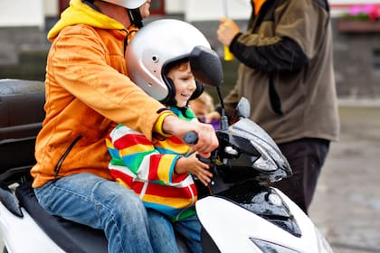 En peligro. Los niños, si su edad y talla lo permiten, deben viajar detrás del conductor, con un casco homologado y adecuado a su tamaño, y con los pies sobre los pedalines