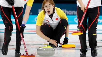 Liu Jinli grita instrucciones durante el partido de curling femenino