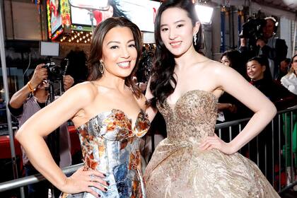 Liu Yifei junto a Ming-Na Wen, la actriz que le dio voz a Mulán en la película original de Disney de 1998