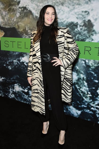 Liv Tyler –hija del cantante de Aerosmith, Steven Tyler– optó por un abrigo largo animal print, polera y un pantalón sastrero.