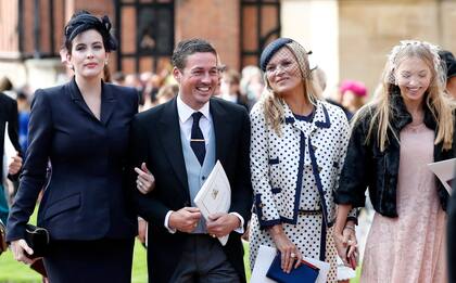 Liv Tyler (vestida por Stella McCartney) y su marido, Dave Gardner, avanzan junto a Kate Moss (con tailler vintage de Chanel y tocado con red de Philip Treacy) y su hija, Lila Moss, quien ya dio sus primeros pasos como modelo.