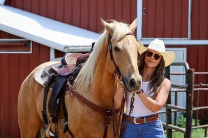 Liv y su familia trabajan en su rancho, donde crían ganado