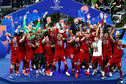 Liverpool festejando, copa en mano