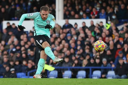 LIVERPOOL, Inglaterra - 02 de enero: Alexis Mac Allister de Brighton & Hove Albion anota el tercer gol de sus lados durante el partido de Liga Premier entre Everton y Brighton & Hove Albion en Goodison Park el 02 de enero de 2022 en Liverpool, Inglaterra. (Foto de Clive Brunskill / Getty Images)