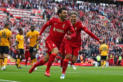 LIVERPOOL, INGLATERRA - 22 DE MAYO: Mohamed Salah de Liverpool celebra marcar el segundo gol de su equipo durante el partido de la Premier League entre Liverpool y Wolverhampton Wanderers en Anfield el 22 de mayo de 2022 en Liverpool, Inglaterra. (Foto de Chris Brunskill/Fantasista/Getty Images)