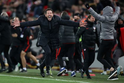 De clección: el 11 de marzo, Simeone celebra el segundo gol de Atlético de Madrid ante Liverpool en Anfield Road, puntapié de una clasificación histórica en la Champions