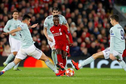 El guineano Naby Keita es el corazón del mediocampo del Liverpool (aquí, frente a Bayern Munich, por la Champions), pero no pudo hacer nada para clasificar a Guinea, su seleccionado, al mundial de Qatar 2022