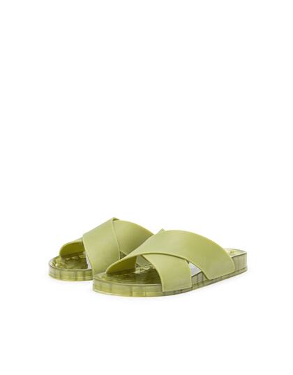 Livianas, estas sandalias de PVC continúan la línea del verde de todo el look.