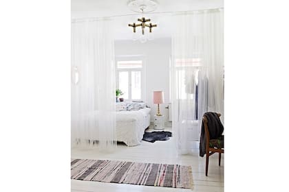 Liviano y delicado, el tul es ideal para un dormitorio. Además de dividir el ambiente, ayuda a prevenir el ataque de los mosquitos durante el verano