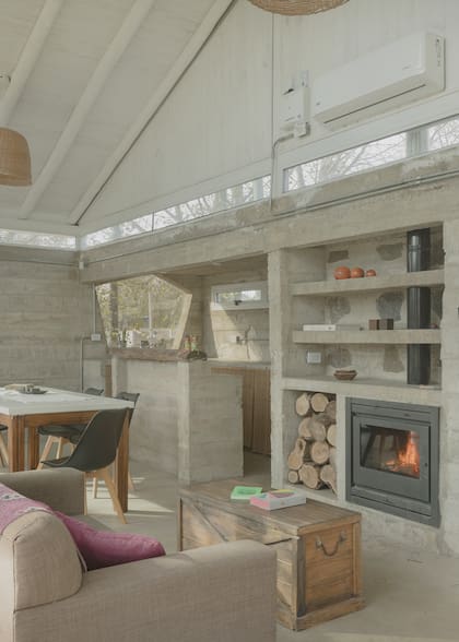 Para reforzar la dualidad entre la solidez y la ligereza, se "despegó" el techo blanco de la base de concreto con vidrios de paños fijos, que dejan entrar parte del paisaje recortado en franjas.