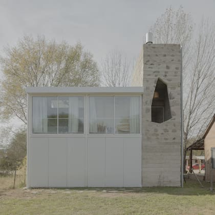 En los muros de la planta alta que dan al lateral y al patio se usó piedra gris de campo.