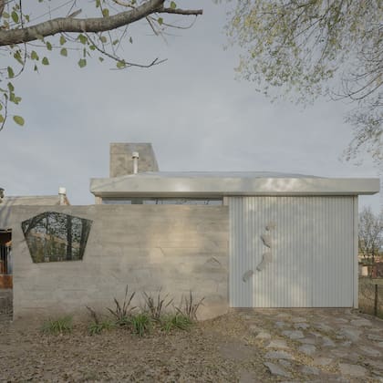 Para distinguir la puerta de acceso, se colocaron cuatro piedras. Cada una representa a un miembro de la familia. La que se usa para abrir, ubicada al lado de la cerradura, es la de Rebeca, gestora de la casa.