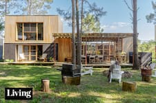 En Uruguay, dos reconocidos arquitectos ensayan una vida más pausada, entre el bosque y el mar