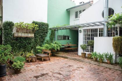 Living al aire libre y parrilla techada, una combinación para disfrutar en familia y con amigos.